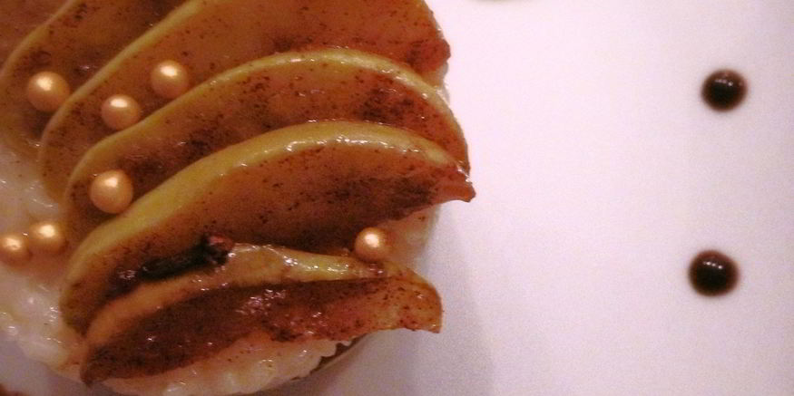 Рецепт молочной рисовой каши с яблоками и изюмом