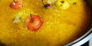 рисовая каша ароматная с мясом и яблоками