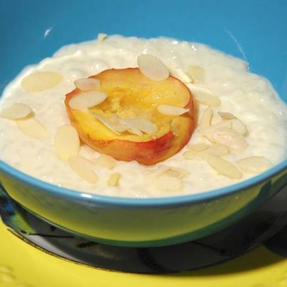 Рисовая каша с белым шоколадом и запеченными персиками