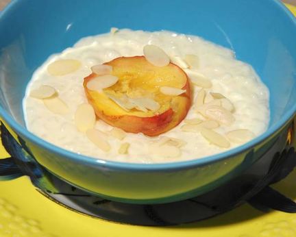 Рисовая каша с белым шоколадом и запеченными персиками