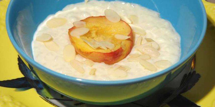 Рецепт рисовой каши с белым шоколадом и запеченными персиками