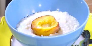 рисовая каша с белым шоколадом и запеченными персиками