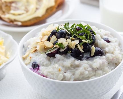 Рисовая каша с голубикой