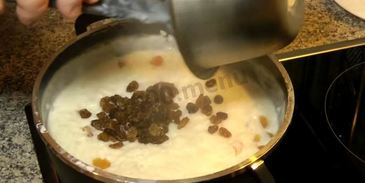 рисовая каша с изюмом и молоком