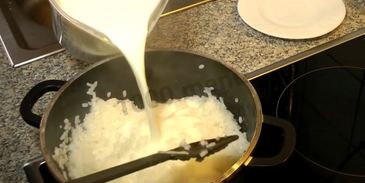 рисовая каша с изюмом и молоком