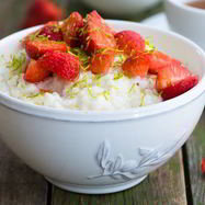 Рецепт Рисовой каши с клубникой и кокосовым молоком