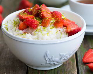 Рисовая каша с клубникой и кокосовым молоком