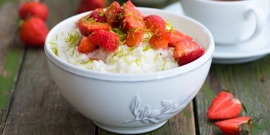 Рецепт рисовой каши с клубникой и кокосовым молоком