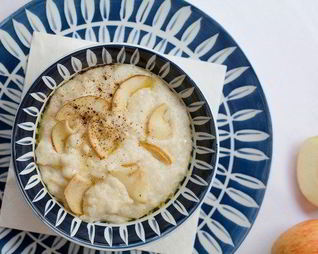 Рисовая каша с корицей и яблоками