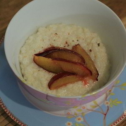 Рисовая каша со сливами и мускатным орехом