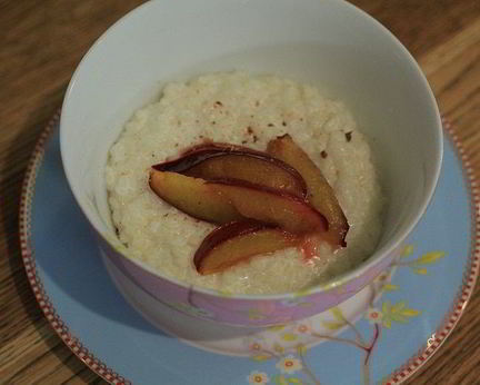 Рисовая каша со сливами и мускатным орехом