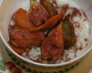 Рисовая каша со свежим инжиром и пряностями