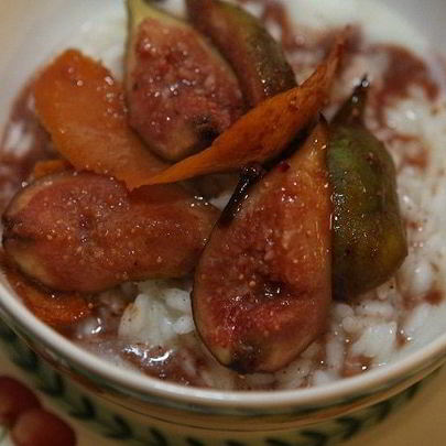 Рисовая каша со свежим инжиром и пряностями