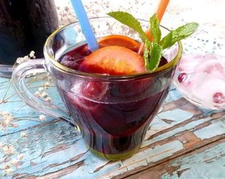 Черничный холодный чай с мятой и базиликом