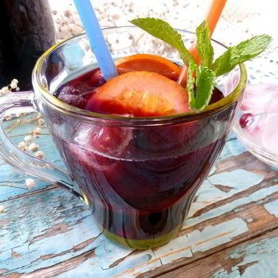 Черничный холодный чай с мятой и базиликом