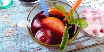 черничный холодный чай с мятой и базиликом