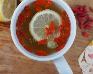 Черный чай с ягодами годжи