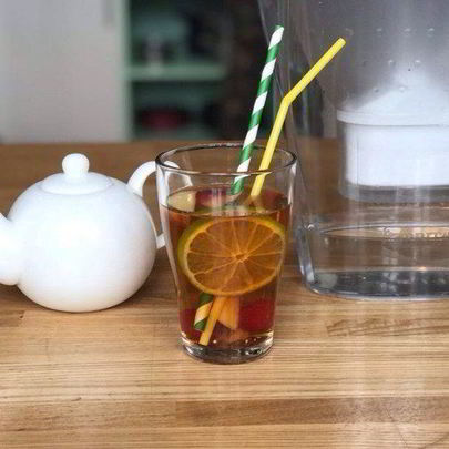 Холодный чай с малиной и лимоном