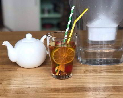 Холодный чай с малиной и лимоном