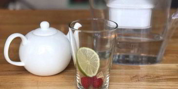 холодный чай с малиной и лимоном