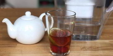 холодный чай с малиной и лимоном