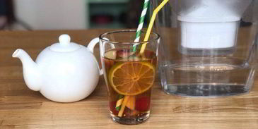 холодный чай с малиной и лимоном