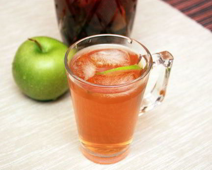 Холодный чай с мятой и яблоком