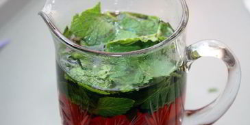 холодный чай с мятой и яблоком