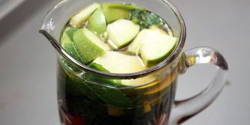 холодный чай с мятой и яблоком