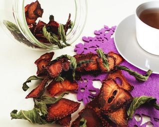 Сушеная клубника с листьями на чай