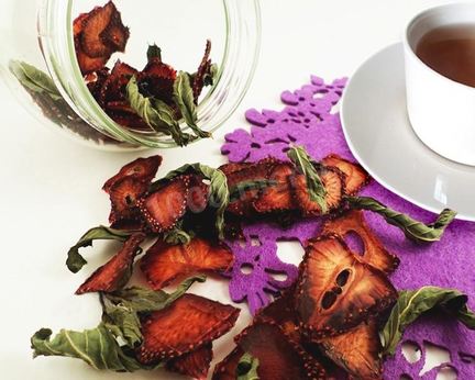 Сушеная клубника с листьями на чай