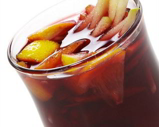 Яблочный глинтвейн с куантро, анисом, клюквой и корицей