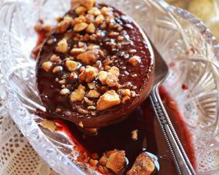 Груша в ягодно-винном сиропе с карамелизированными орешками