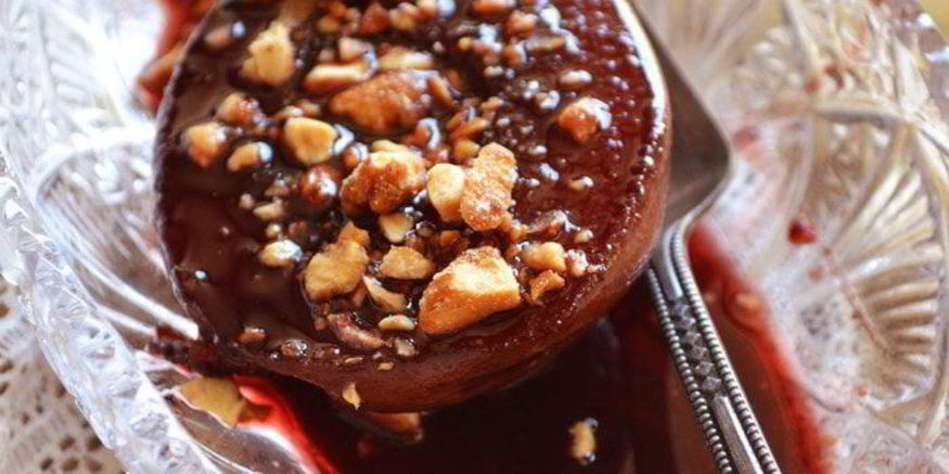 Рецепт груши в ягодно-винном сиропе с карамелизированными орешками