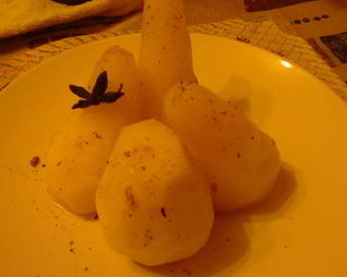 Груши, припущенные в сиропе с анисовой пылью