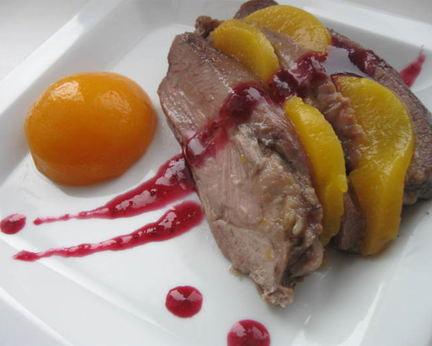 Индейка, глазированная медом с клюквенным соусом и персиком в легком сиропе