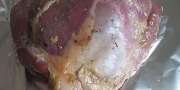 индейка, глазированная медом с клюквенным соусом и персиком в легком сиропе