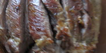 индейка, глазированная медом с клюквенным соусом и персиком в легком сиропе