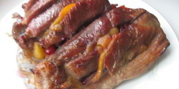 индейка, глазированная медом с клюквенным соусом и персиком в легком сиропе