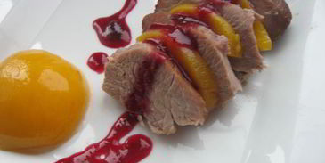 индейка, глазированная медом с клюквенным соусом и персиком в легком сиропе