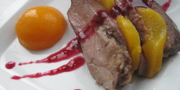 индейка, глазированная медом с клюквенным соусом и персиком в легком сиропе