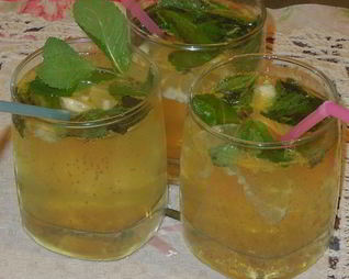 Холодный лимонный пунш с шампанским