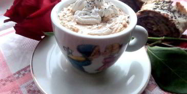 карамельный кофе под сливочной шапочкой