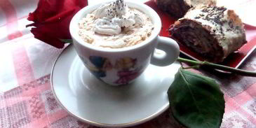 карамельный кофе под сливочной шапочкой