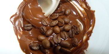кофе с миндалем и кофейные зернышки в шоколаде