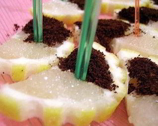 Лимонные ломтики с кофе