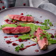 Рецепт Вырезки теленка с зеленым горошком, кофейно-брусничным соусом и пюре из яблок и сельдерея