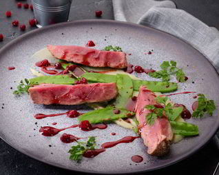 Вырезка теленка с зеленым горошком, кофейно-брусничным соусом и пюре из яблок и сельдерея