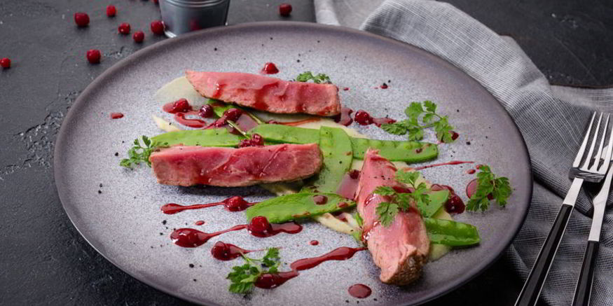 Рецепт вырезки теленка с зеленым горошком, кофейно-брусничным соусом и пюре из яблок и сельдерея