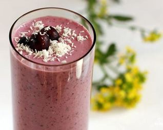 Кокосовый коктейль с ягодами